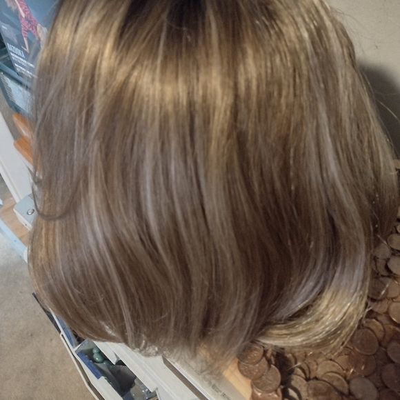 Dirty blonde wig shoulder length, lots of volume, you can part it any way - Picture 2 of 5